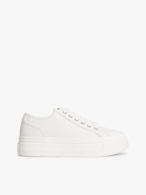 white platform-sneaker mit leder und tiefprägung für damen - tommy jeans