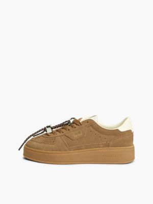 baskets the greenwich en daim à breloque logo marron pour femmes tommy jeans