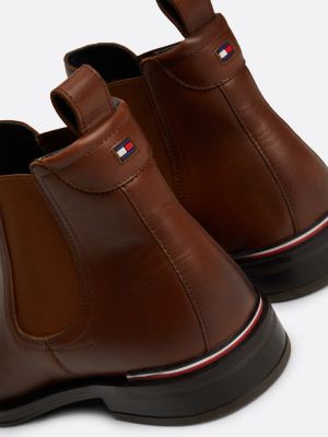 braun chelsea-boot aus leder mit tommy-tape für herren - tommy hilfiger