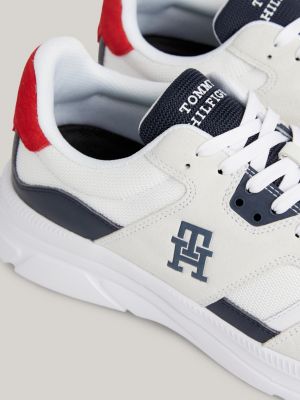 Tommy Hilfiger tiene estas zapatillas blancas de hombre por 75 €