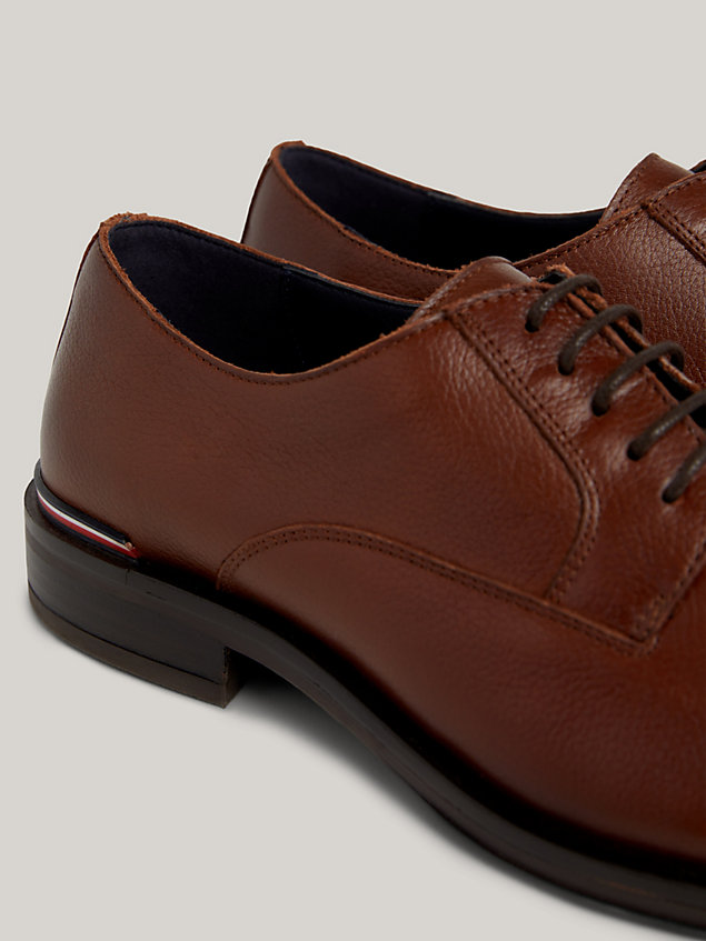 brown skórzane buty derby z sygnowanym detalem dla mężczyźni - tommy hilfiger