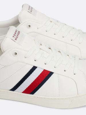 biały skórzane buty sportowe z sygnowaną taśmą dla mężczyźni - tommy hilfiger