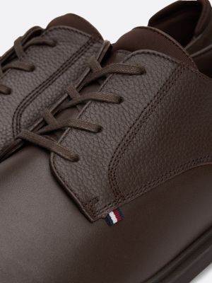 scarpe derby in pelle zigrinata marrone da uomini tommy hilfiger