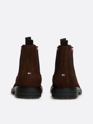 braun chelsea-boot aus wildleder mit tommy-tape für herren - tommy hilfiger