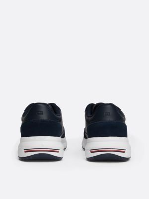 sneakers in camoscio con mix di texture blu da uomini tommy hilfiger