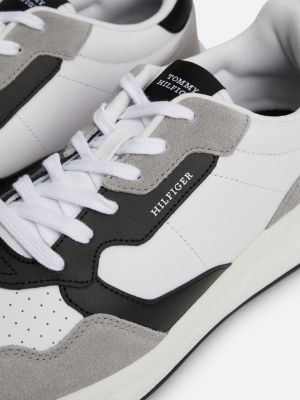 grijs suède sneaker met gemengde texturen voor heren - tommy hilfiger