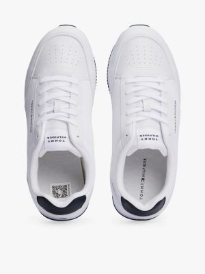 wit sneaker met fijn profiel en vlaglogo voor heren - tommy hilfiger