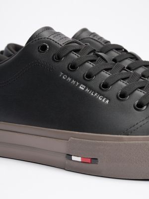 sneakers stringate in pelle con logo nero da uomini tommy hilfiger