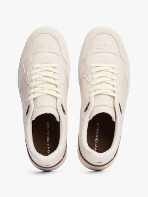 beige leren basketbalsneaker met gemengde texturen voor heren - tommy hilfiger