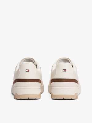 beige basketball-sneaker aus leder mit strukturmix für herren - tommy hilfiger