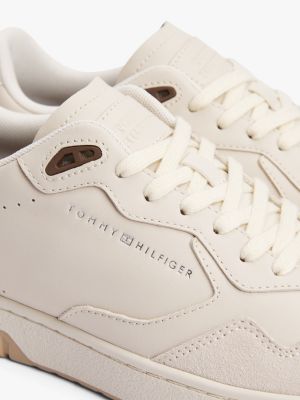 beige basketball-sneaker aus leder mit strukturmix für herren - tommy hilfiger