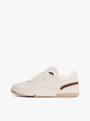 beige basketball-sneaker aus leder mit strukturmix für herren - tommy hilfiger