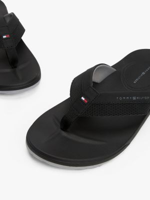 zwart teenslipper met logobandje en textuurcontrast voor heren - tommy hilfiger