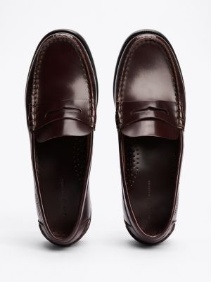 bruin loafer van lakleer met reliëflogo voor heren - tommy hilfiger