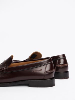 bruin loafer van lakleer met reliëflogo voor heren - tommy hilfiger
