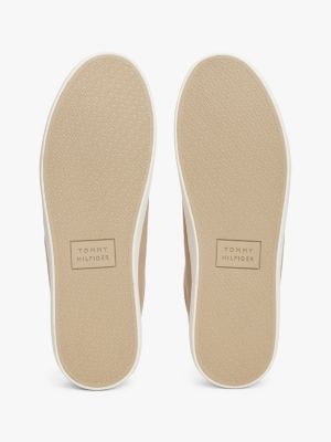 baskets à écusson logo beige pour hommes tommy hilfiger