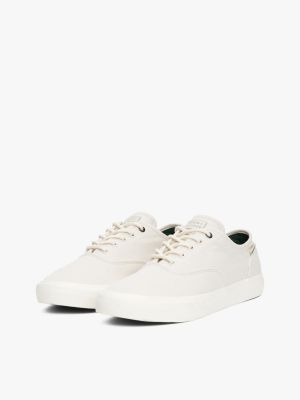 beige canvas-sneaker mit logo-prägung für herren - tommy hilfiger