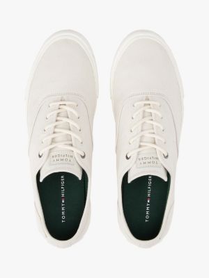 beige canvas-sneaker mit logo-prägung für herren - tommy hilfiger