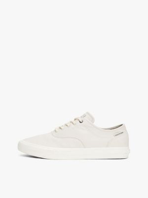 beige canvas-sneaker mit logo-prägung für herren - tommy hilfiger