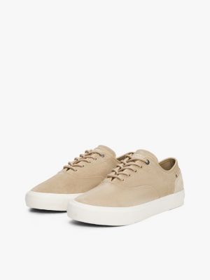 beige suède sneaker met logo voor heren - tommy hilfiger