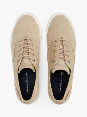 baskets en daim à logo beige pour hommes tommy hilfiger