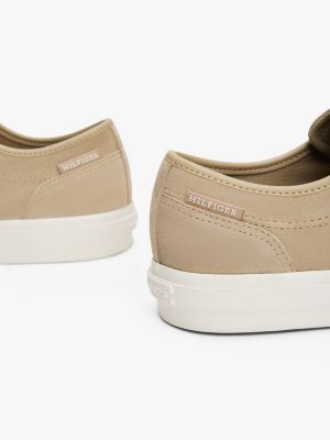 beige logo-sneaker aus wildleder für herren - tommy hilfiger