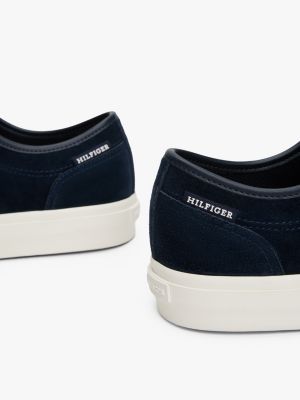 niebieski zamszowe buty sportowe z logo dla mężczyźni - tommy hilfiger