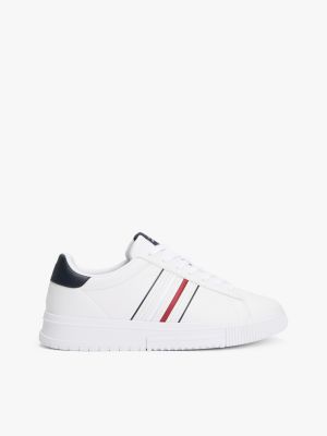 white ledersneaker mit tiefgeprägtem logo für herren - tommy hilfiger