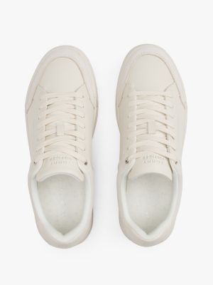 baskets à logo en relief beige pour hommes tommy hilfiger