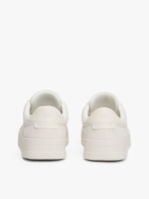 beige court-sneaker mit tiefgeprägtem logo für herren - tommy hilfiger