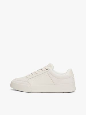 beige court-sneaker mit tiefgeprägtem logo für herren - tommy hilfiger