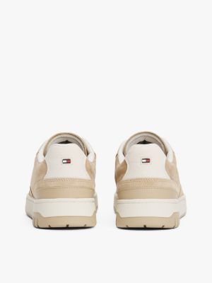 beige basketball-ledersneaker mit struktur-mix für herren - tommy hilfiger