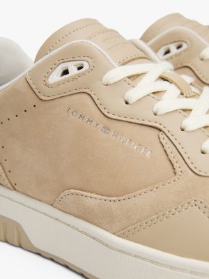 beige basketball-ledersneaker mit struktur-mix für herren - tommy hilfiger