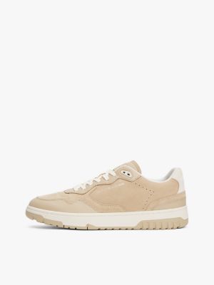 beige basketball-ledersneaker mit struktur-mix für herren - tommy hilfiger