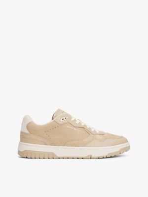 beige leren basketbalsneaker met gemengde texturen voor heren - tommy hilfiger