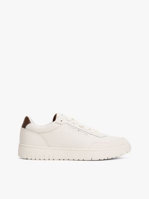 beige lage basketbalsneaker met gemengde texturen voor heren - tommy hilfiger