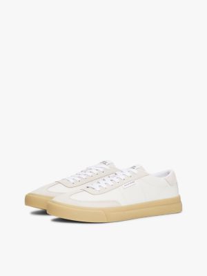 beige suède sneaker met contrasterende cupsole voor heren - tommy hilfiger