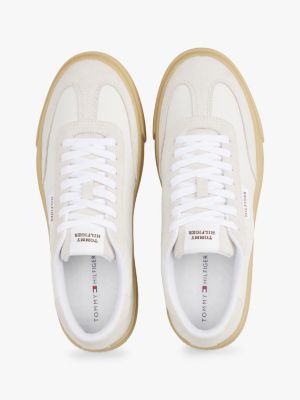 beige suède sneaker met contrasterende cupsole voor heren - tommy hilfiger