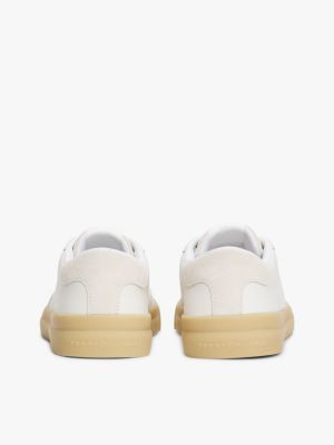 beige suède sneaker met contrasterende cupsole voor heren - tommy hilfiger