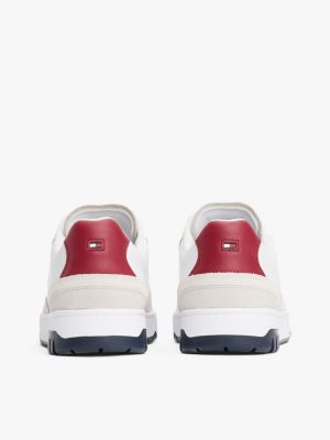 wit leren basketbalsneaker met gemengde texturen voor heren - tommy hilfiger