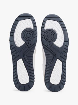 wit leren basketbalsneaker met gemengde texturen voor heren - tommy hilfiger