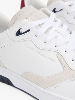 wit leren basketbalsneaker met gemengde texturen voor heren - tommy hilfiger