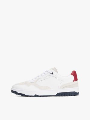wit leren basketbalsneaker met gemengde texturen voor heren - tommy hilfiger