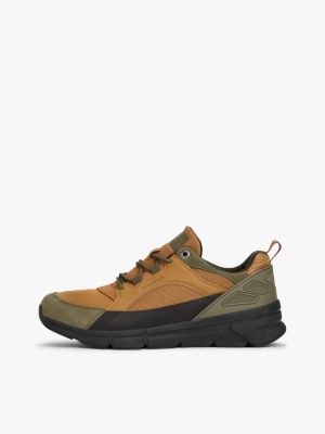 bruin sneaker met gemengde texturen en profielzool voor heren - tommy hilfiger