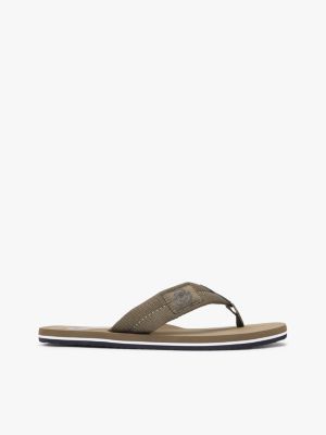 green zehentrenner mit gurtband-ristriemen und wappen für herren - tommy hilfiger