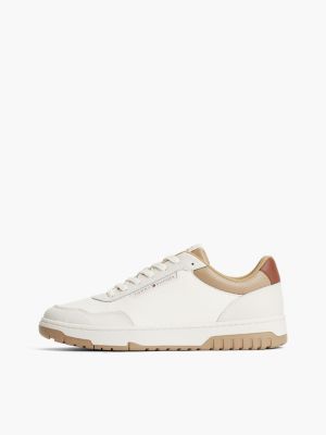 beige retro basketbalsneaker met logo en leer voor heren - tommy hilfiger