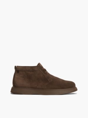 brown chukka-boot aus veloursleder mit flag-emblem für herren - tommy hilfiger