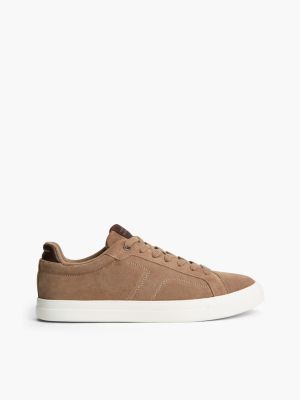 khaki lichtgewicht court sneaker van suède met metallic logo voor heren - tommy hilfiger