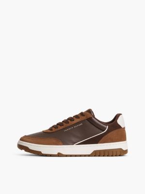 bruin leren basketbalsneaker met gemengde texturen voor heren - tommy hilfiger