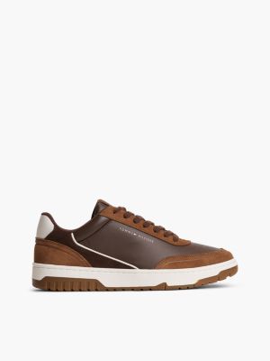 brown leren basketbalsneaker met gemengde texturen voor heren - tommy hilfiger